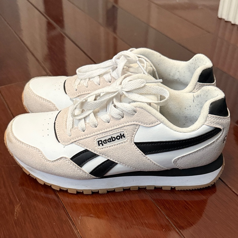Reebok Kids/ Women’s White and Black Sneakers with Tan Sole